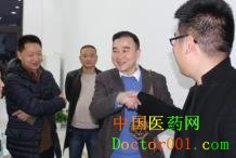 9.5周董事长与患者亲切交流,患者对习仁堂表示感谢