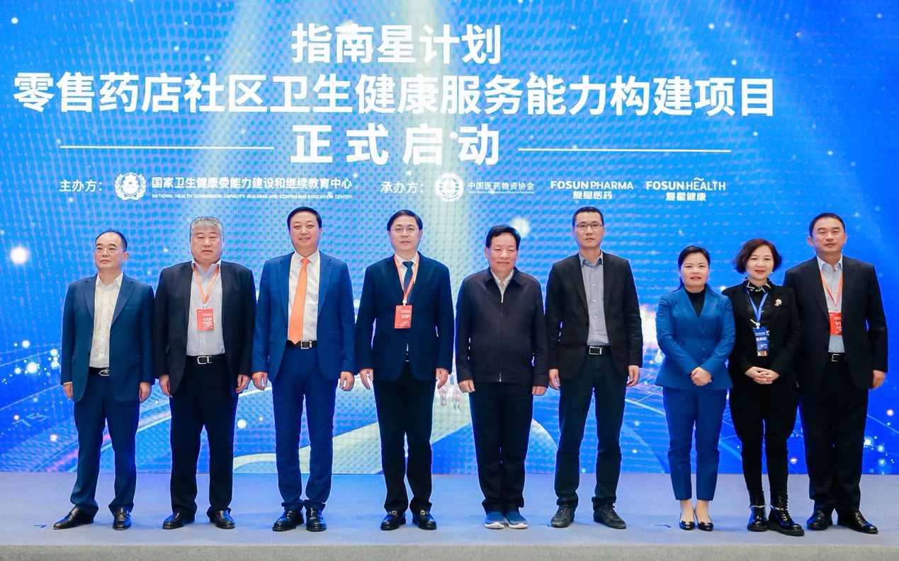 һȺ��վ����ɫ�ڱ���ǰ�������Զ�����